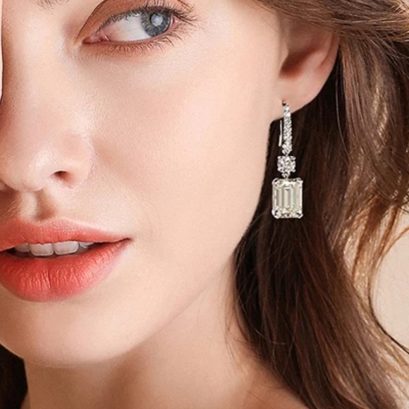 🌟 Luxury Big White Sapphire Earrings - Picture 3 of 3